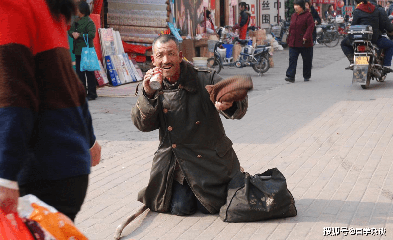 地摊上还经常会遇到乞丐,末学每次都会给一点,有时候也一两块,有时候