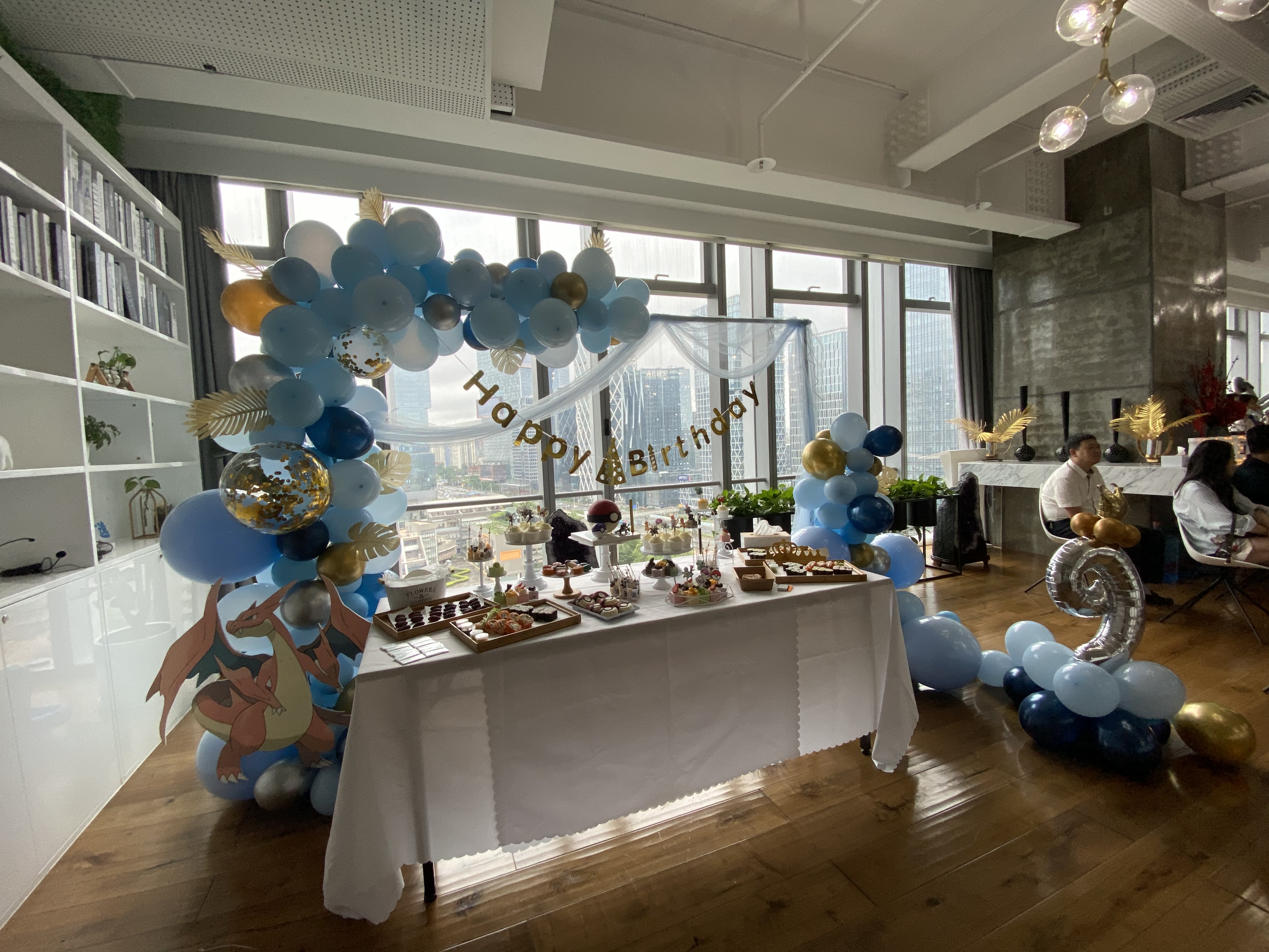 如何利用办公室举办少儿生日派对用气球布置衬托整个场面气球主题派对