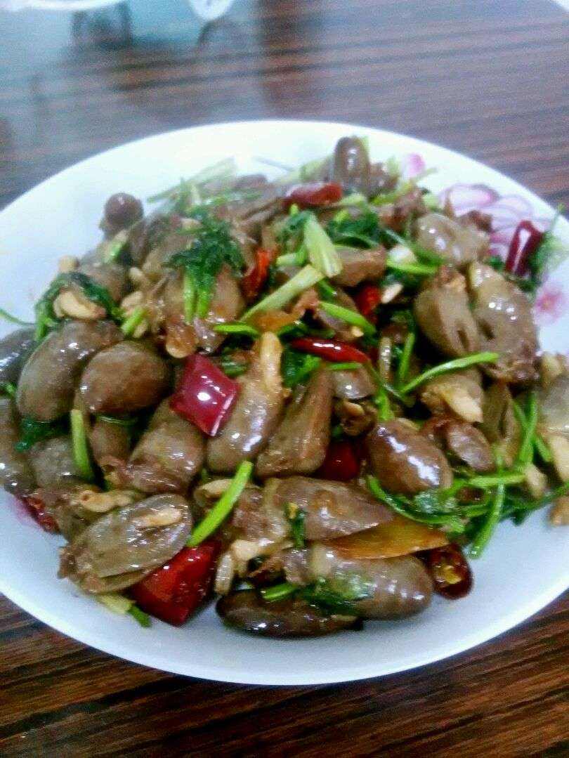 准备好原材料,鸡心要加入在冷水之中后加入少许的高度白酒中进行浸泡