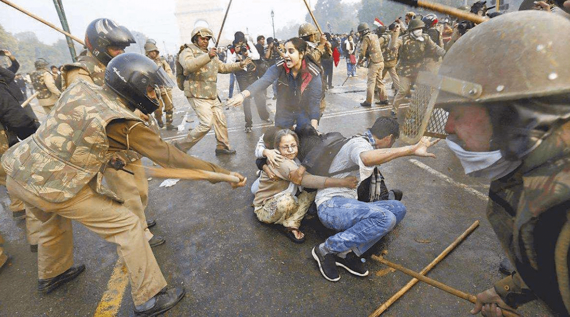 印度新德里警方表示,疫情使他们负担了10万例案件的调查工作_封锁