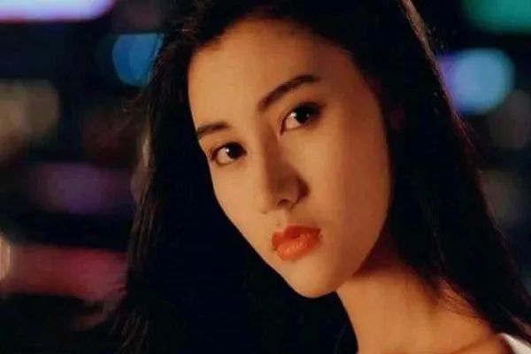 原创港姐杨宝玲创办六福珠宝被前夫爆料一周10次现身价上亿