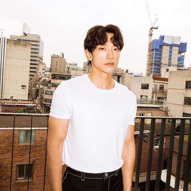 rain减重十公斤下巴线条惹眼 肌肉身材超健硕