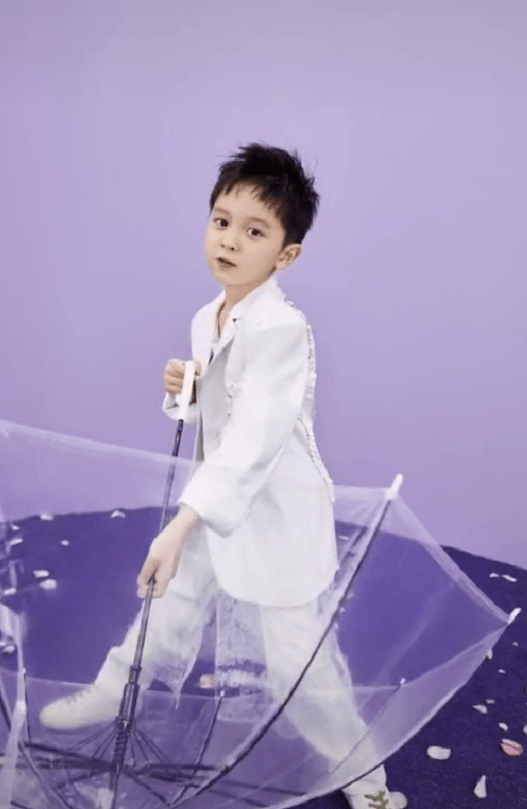 和妈妈一起拍照的大麟子,改变了小的时候萌萌呆呆的