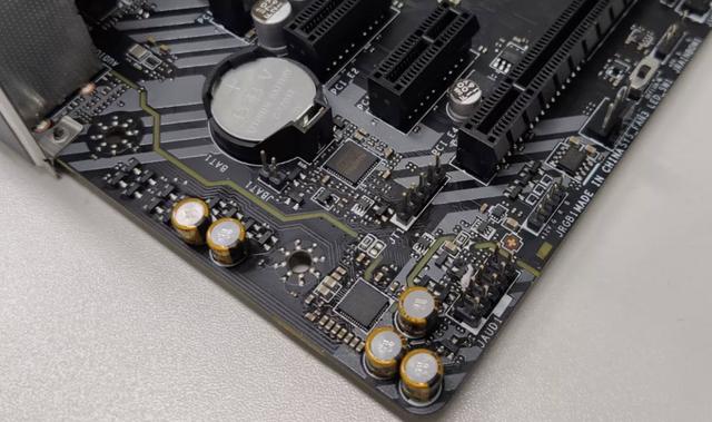 苏妈突然变脸,决心普及pcie4.0,intel这下真的是慌了_接口