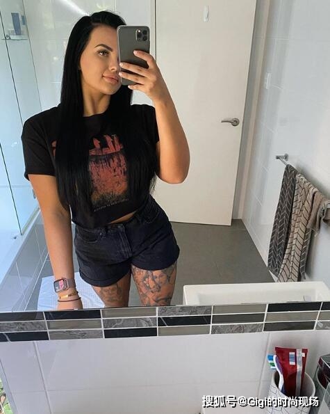 澳洲女车手因疫情改行做模特:办网站晒性感自拍,月入小2万_格雷西