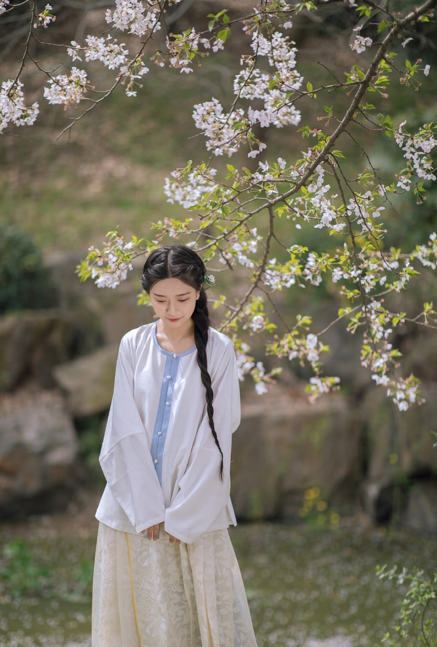 梨花树下的汉服小姐姐,浅色长裙素白衣衫,神似李子柒