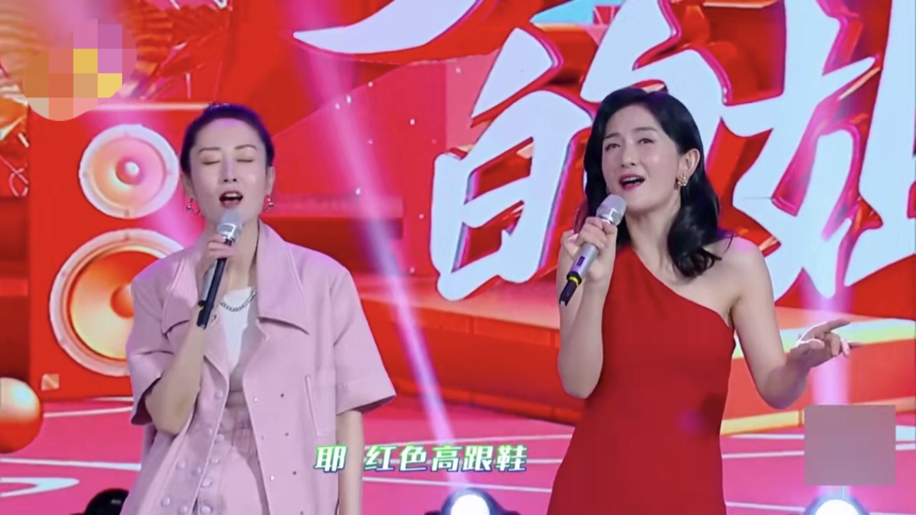 谢娜与刘敏涛同台表演名曲,气质拿捏超到位