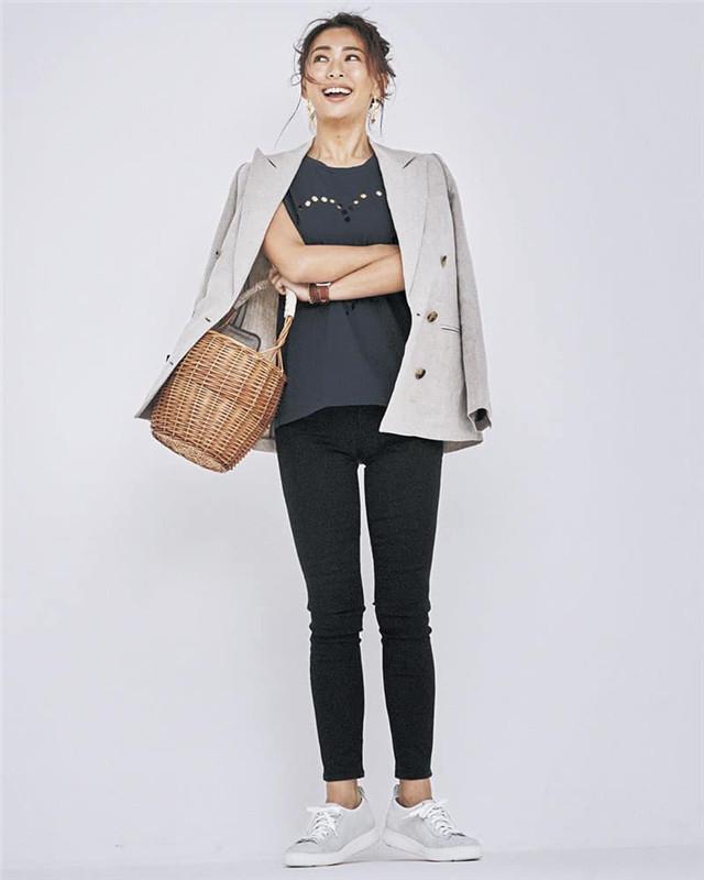 原创今年夏天日本时髦女生喜欢提着篮子出门时尚又好看