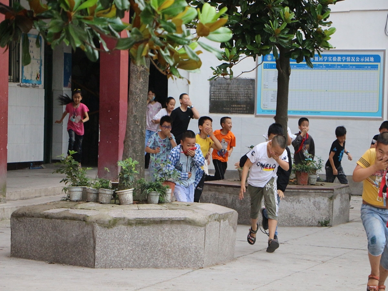 泸州:鱼塘学校开展消防应急演练