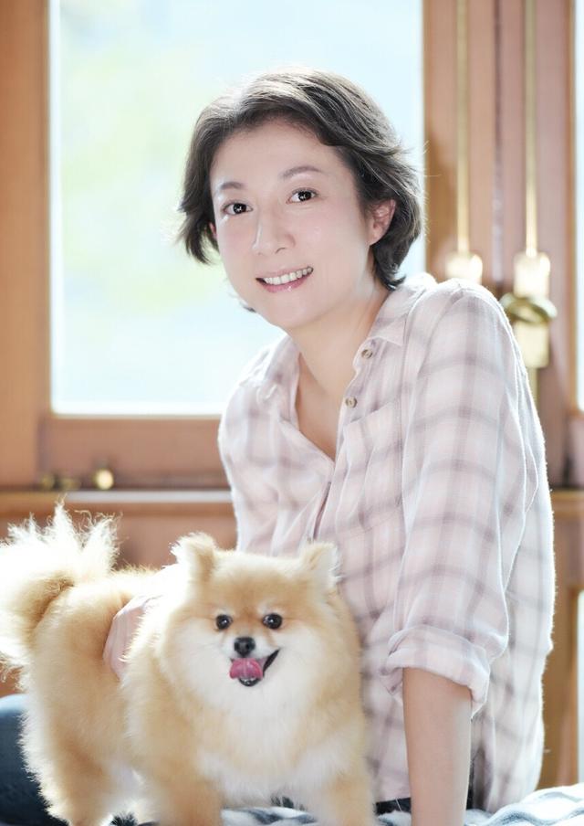 吴绮莉老得太真实条纹衬衫搭喇叭裤显寒酸满脸皱纹成黄脸婆