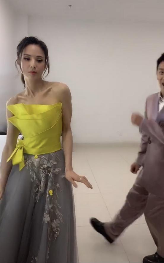 李若彤与陈浩民同框斗舞抖肩动作显骨感都快瘦成皮包骨了
