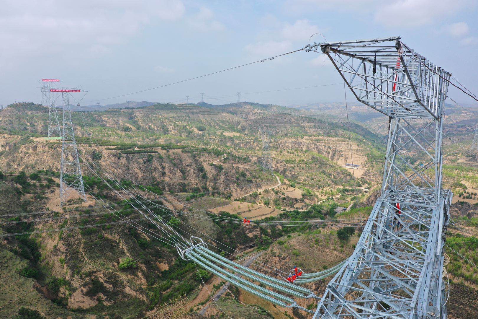 陕北湖北800千伏特高压电力线路顺利跨越1000千伏横洪特高压线路
