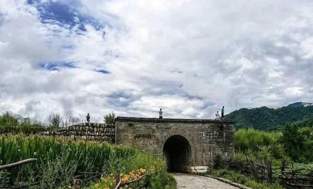 中国唯一"一脚踏五县"古镇,只因一本书走红,却有最美人文之称_厚畛子