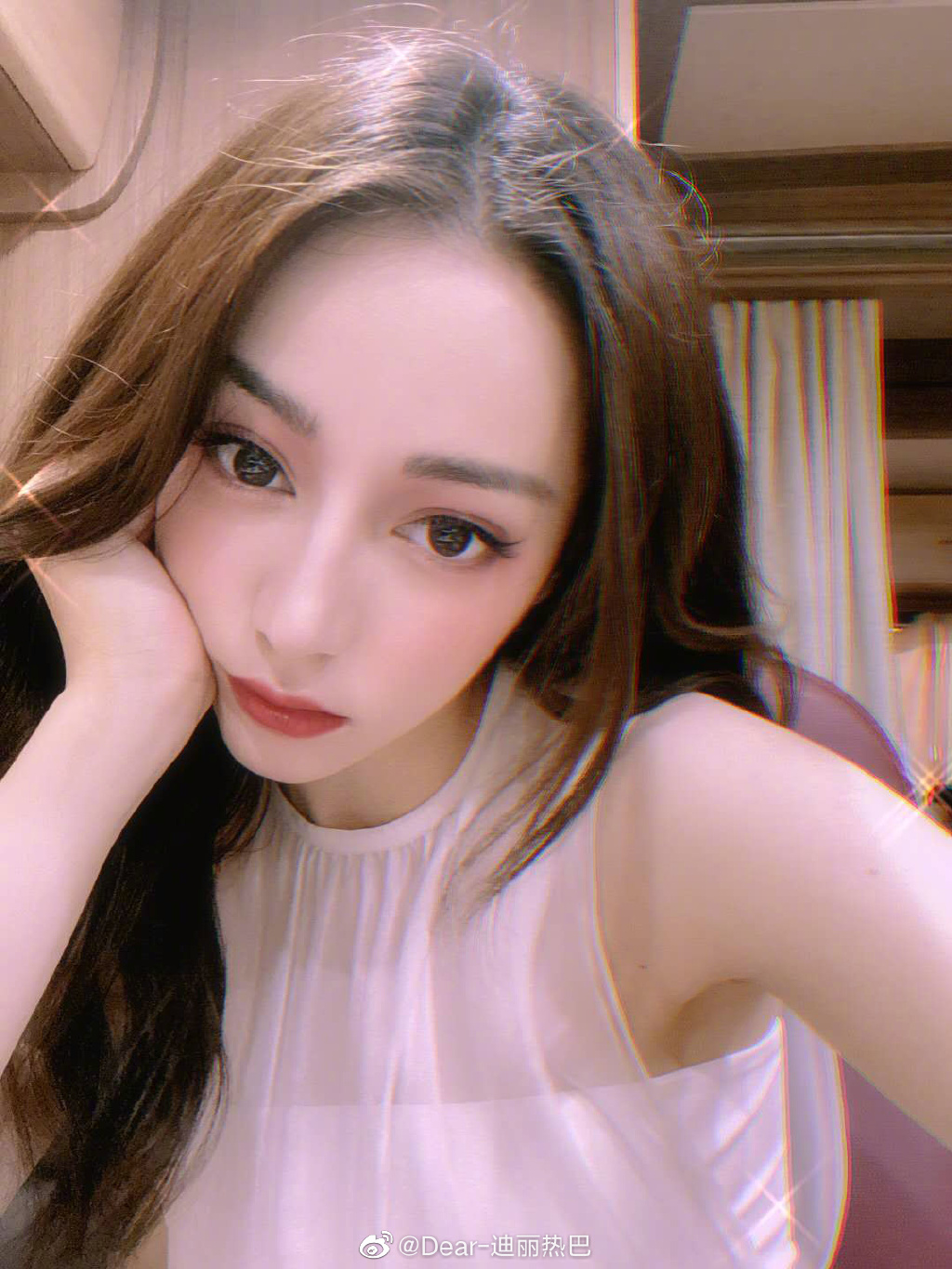 迪丽热巴微博晒自拍美照粉丝纷纷羡慕