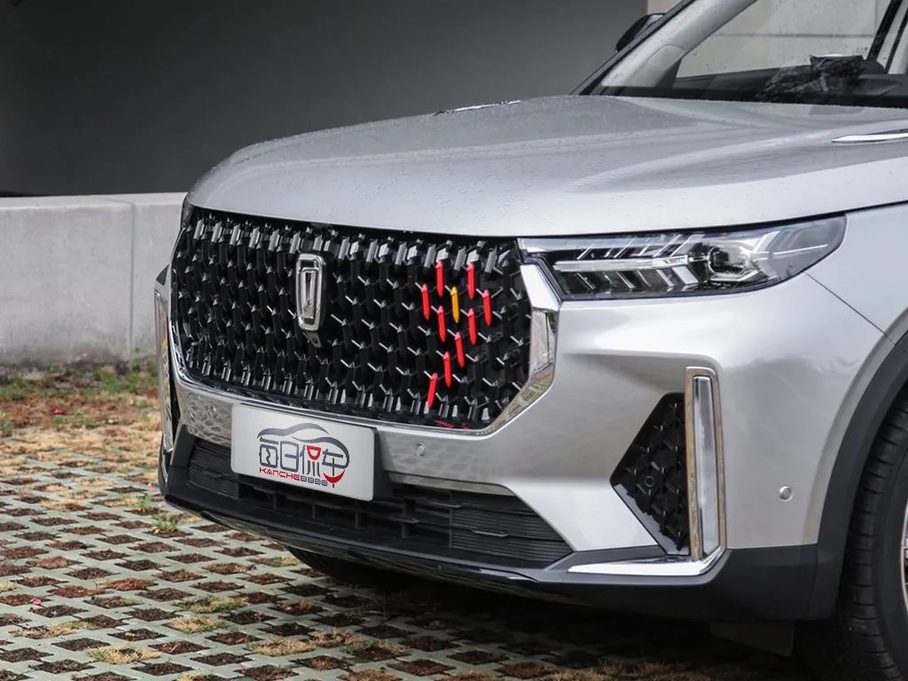 霸气侧漏空间巨大科技感也很足2020款奔腾t99车型分析导购