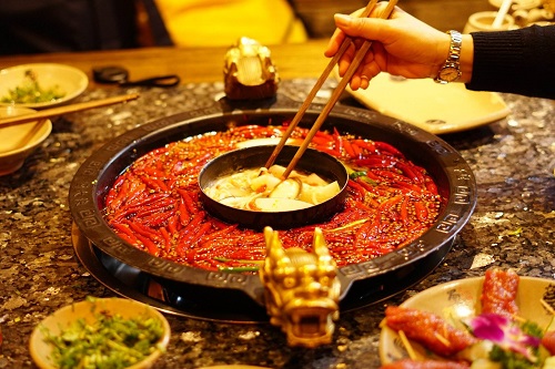 皆有之端上来就看着红红火火的,再闻到那股子香浓的味道作为成都火锅