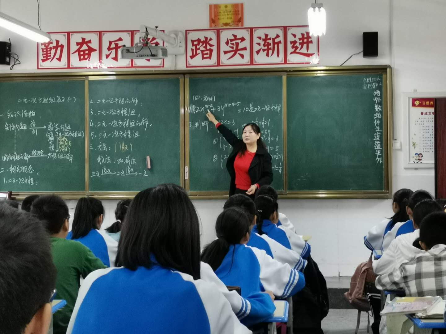 平利县名优教师团队定点帮扶活动再次走进八仙中学