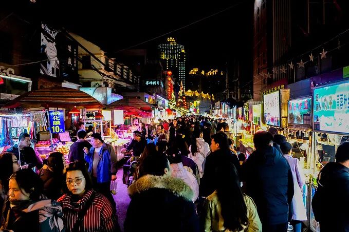 广西最火的夜市,白天空无一人,晚上美女如云