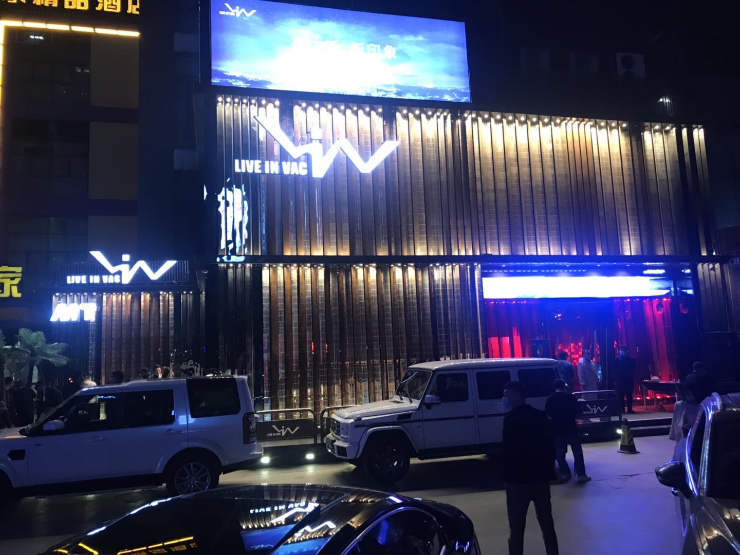 北京诺亚方舟liv酒吧3500平米营业面积就是亚洲大的,三块银河屏幕震撼