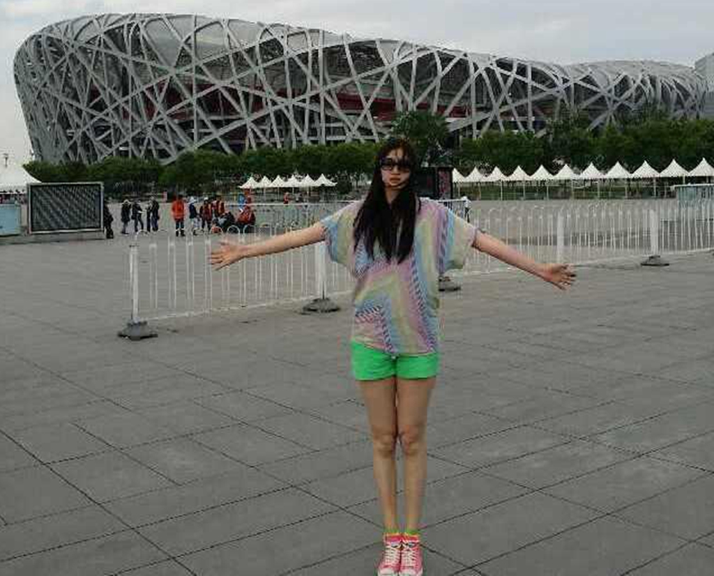 身高1米97生活不便,家人为她拆掉门框_梁天云