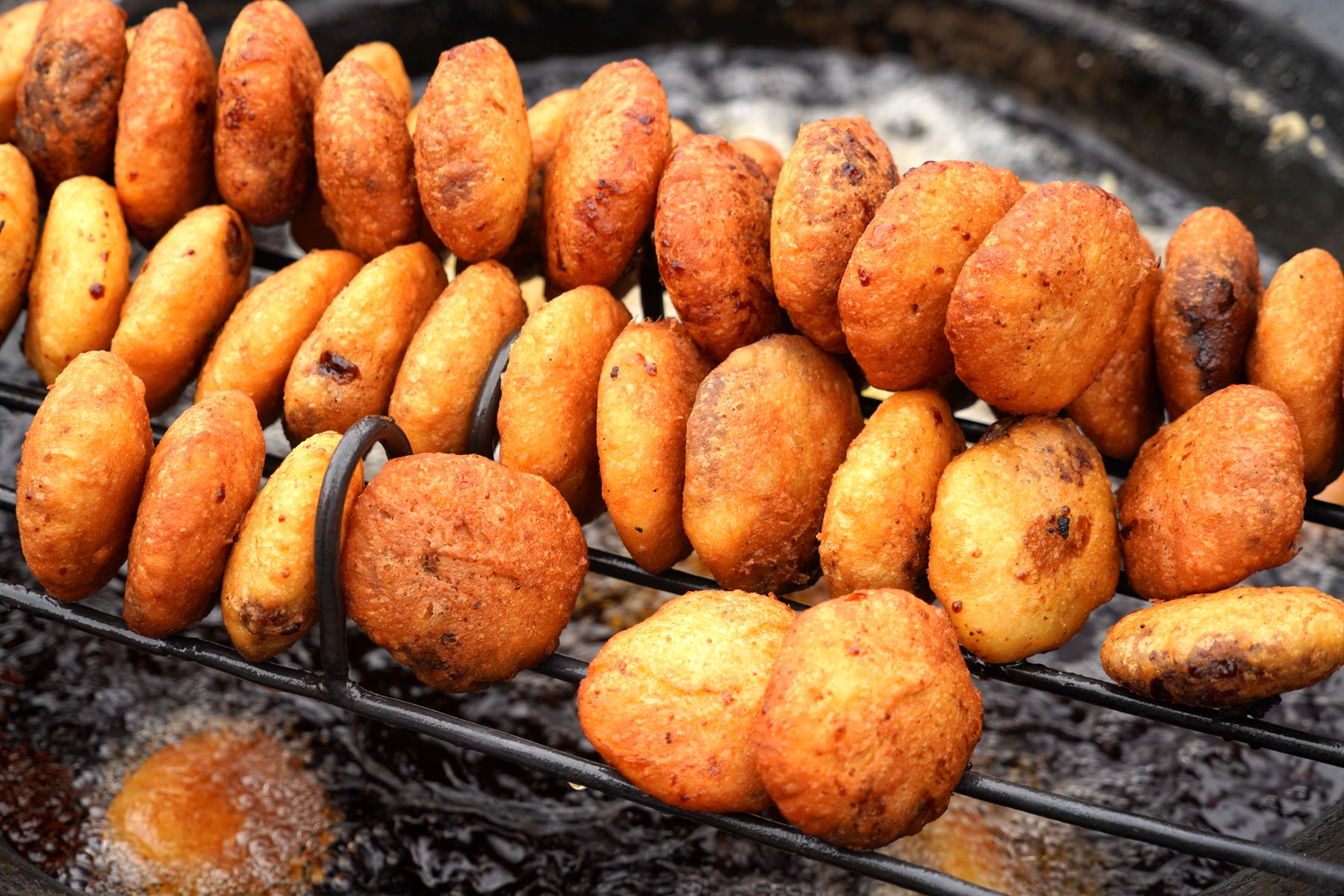 原创山西运城举办油糕大赛,大妈疯狂抢美食,看成啥样