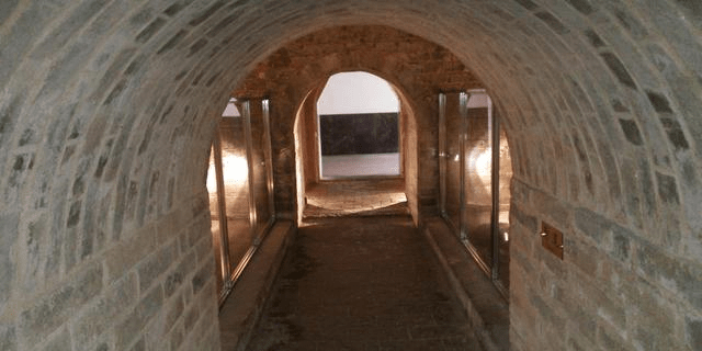 社员挖地道挖到砖墙,爬进去惊呆了,古墓出土一奇物,引轩然大波