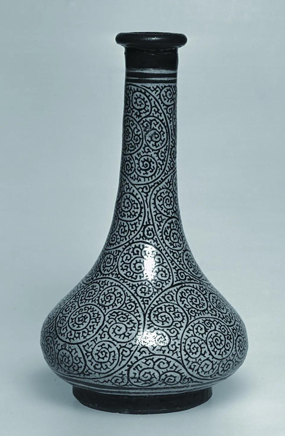 吉州窑卷草纹长颈瓶 哈佛大学博物馆藏