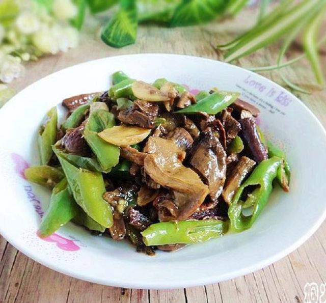 炒青椒,为保留菌子本身的鲜味和香味,一般炒菌菇都不需要放太多的调味