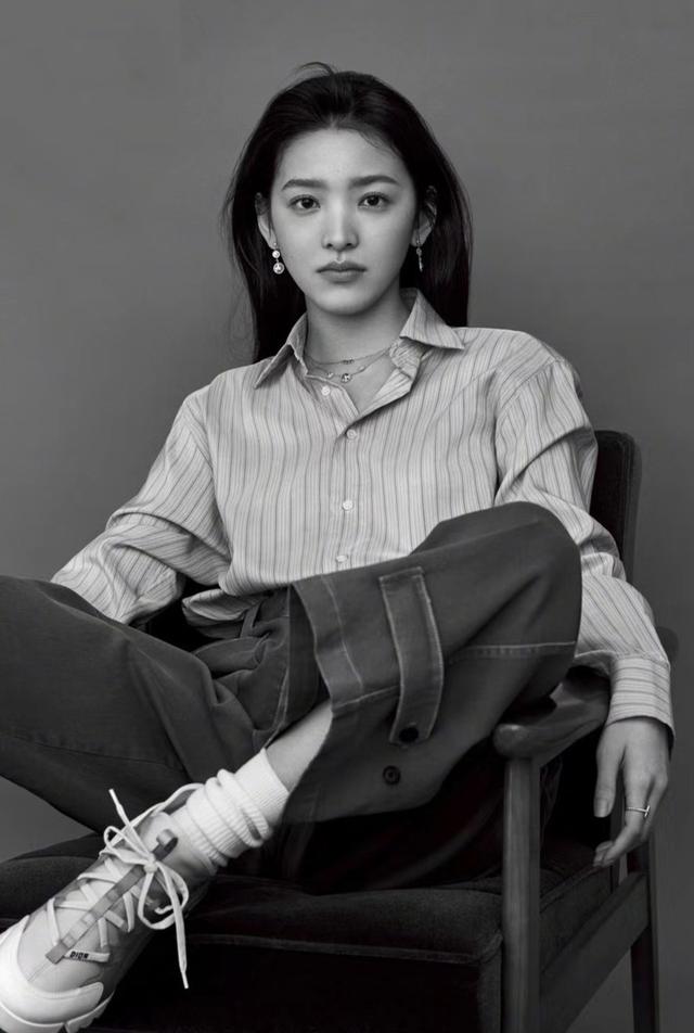 章若楠太有范了蓝衬衫叠穿条纹背带裙优雅显贵真的是美到犯规