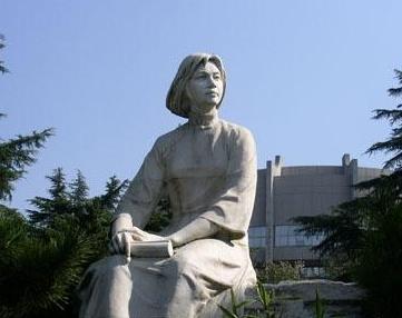 了新一任丈夫,而这个人却是十分的神秘,只知道他的女儿11年教授李吉提