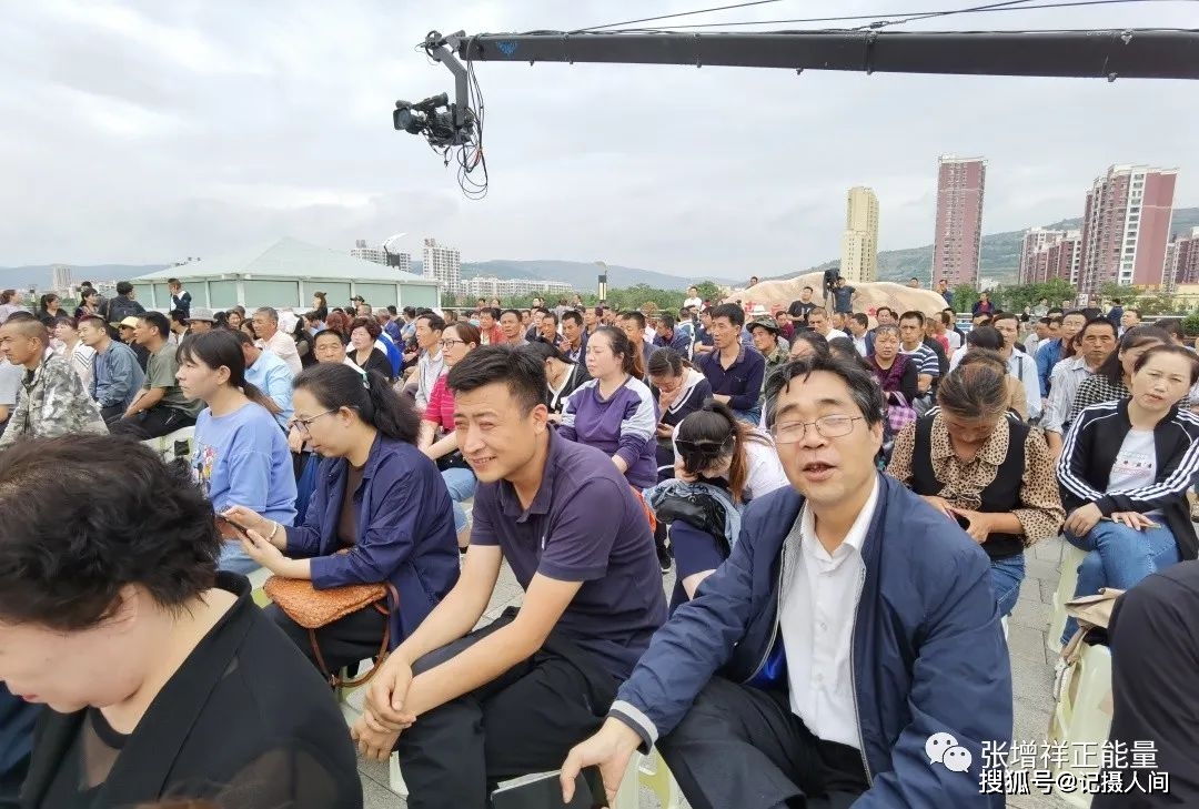 (张增祥 赵红娟现场进行直播)最后,在大家的互相配合下,录制圆满结束.