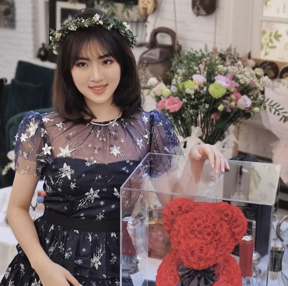 原创华为千金姚安娜哈佛毕业!近照五官出众,和4万玫瑰熊合影显阔气