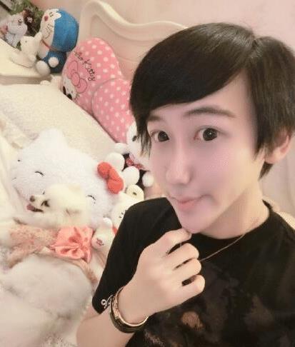 原创还记得"蛇精男"刘梓晨吗?两年后照片曝光,他的变化让人无法相信!