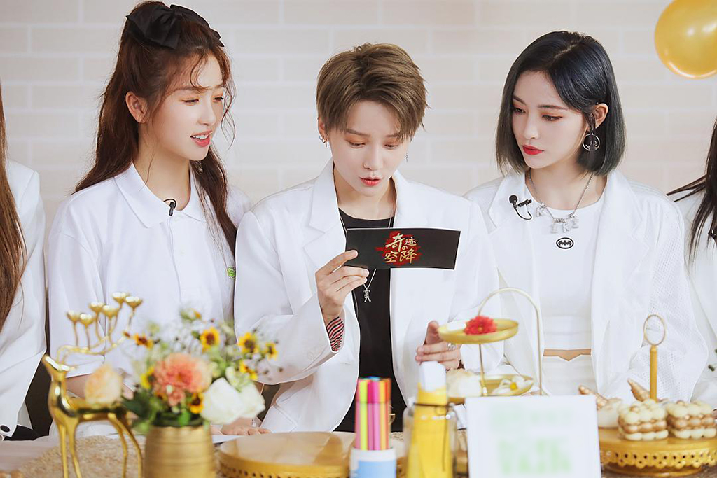 the9成团首次合体营业,全员白色造型亮相,刘雨昕稳站c位!_虞书欣