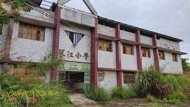 昨日我在梅县石坑镇琴江村一个矮山上荒废的小学内看到一座古塔,古塔