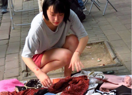 女大学生夜晚摆地摊,靠自己的能力实现经济独立