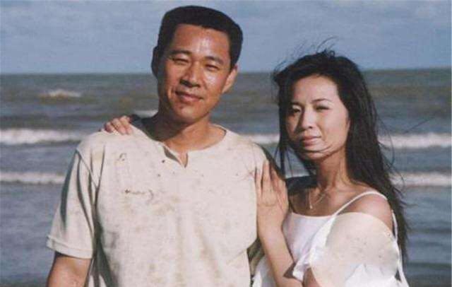 可唯独对妻子霍凡却温柔至极,甚至两人婚后比他与吕丽萍的婚姻还要更