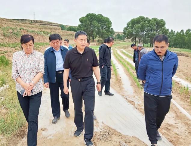 任磊在方山县水沟湾村走访调研并看望贫困户
