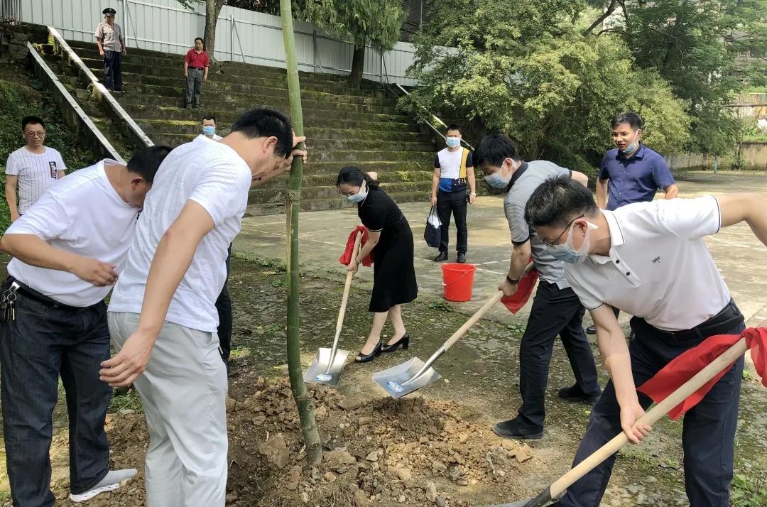 13日,由公司党委书记,总经理倪明涛带队,在黔东南州政府秘书长龙家胜