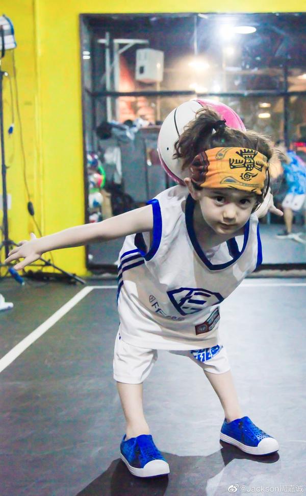 还记得《放开我北鼻3》里的jackson吗?他现在长这样