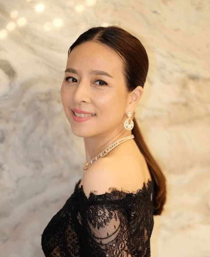 原创54岁泰国女首富魅力太大!穿泰国服饰优雅迷人,网友:身材太棒了