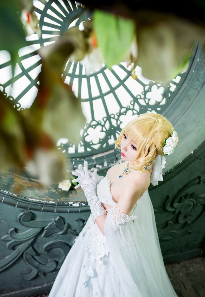 身穿纯白婚纱的saber,轻点琴键白纱曳地美丽如天使,吾王嫁我!