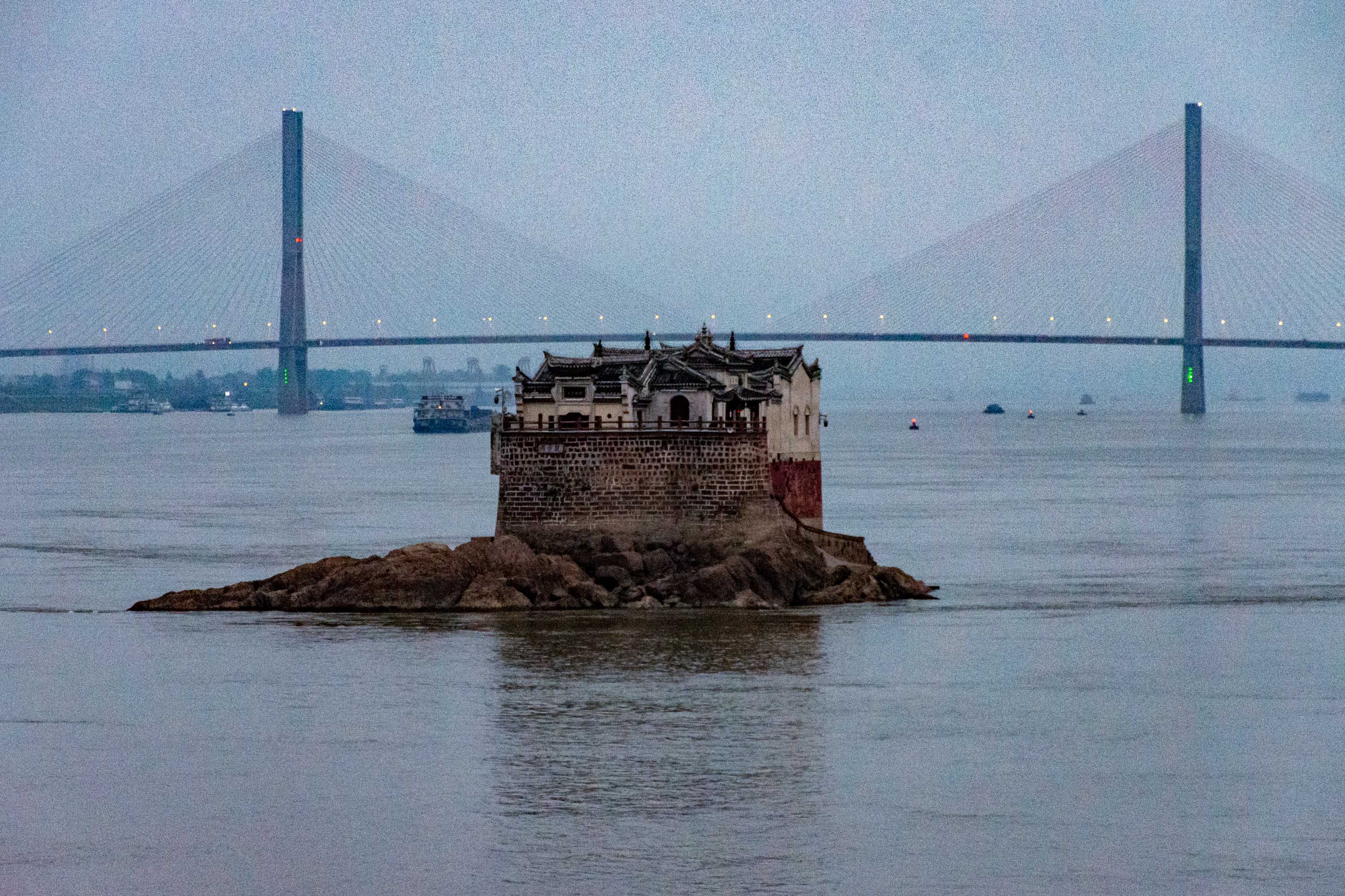 万里长江中的观音阁,漂浮七百余年仍固若金汤,两座城市由它隔开