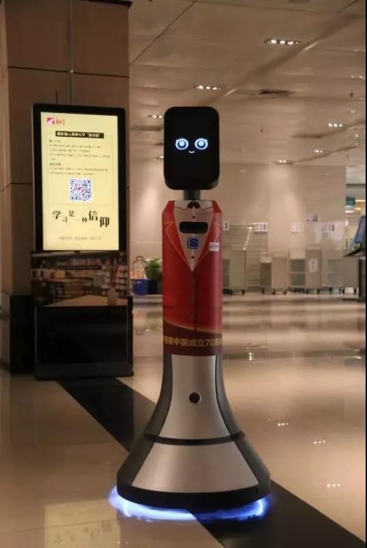 "走进图书馆,迎面而来的是智能机器人郑小图.