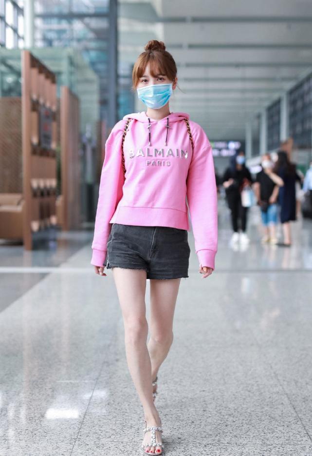 金莎37岁宝刀未老,穿粉色卫衣 热裤,秀美腿丝毫不输少女