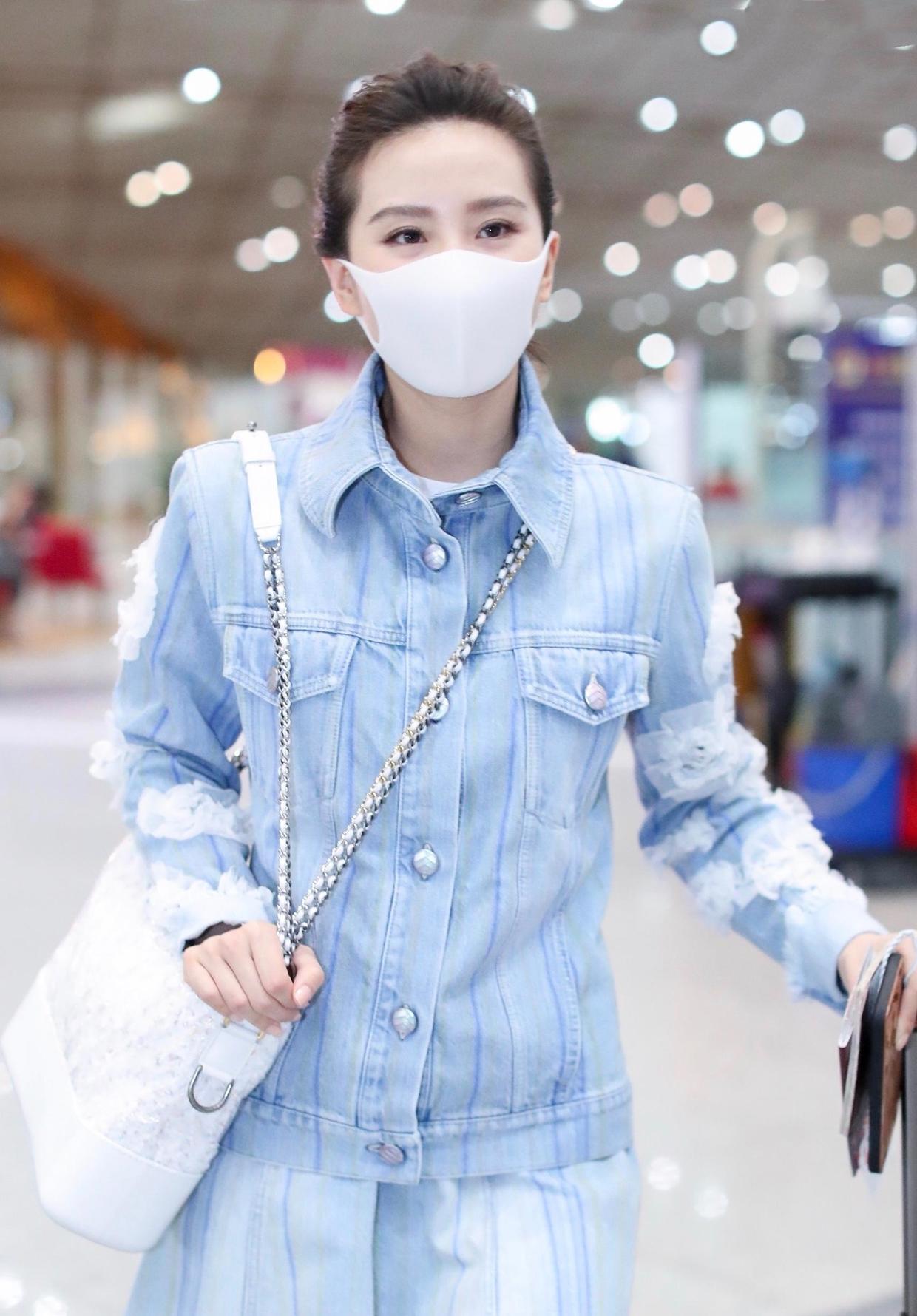 刘诗诗的机场私服穿搭穿牛仔外套搭配半身短裙清新又减龄