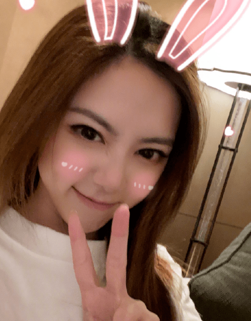 原创邓紫棋和造型师男友低调领证结婚,她减少工作备孕,不穿皮裤怕勒