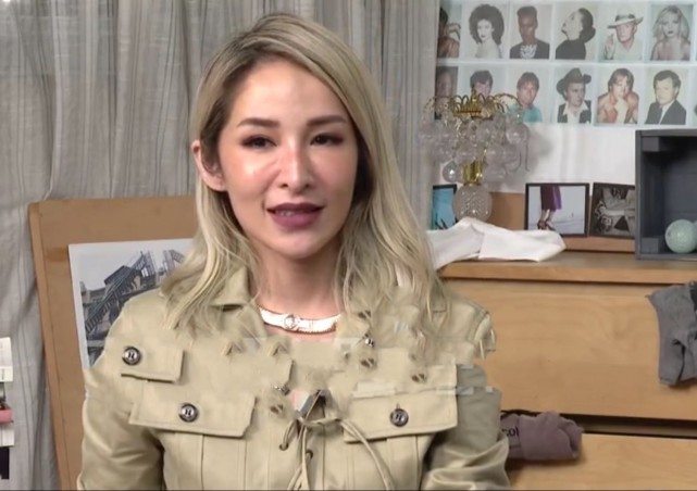 41岁萧亚轩公开素颜照眼睛好小很有喜感就像变了一个人