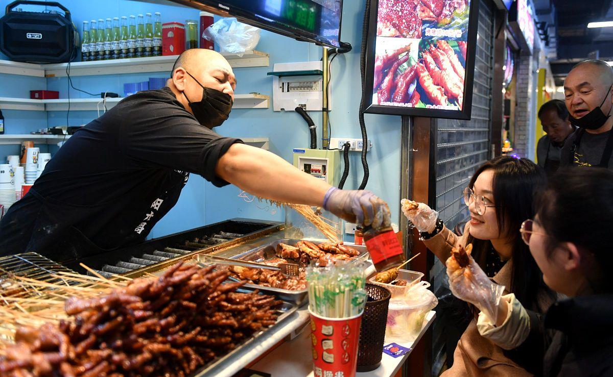 原创乘风破浪的90后,30岁的哥哥们,正在深圳街边摆摊卖烧烤