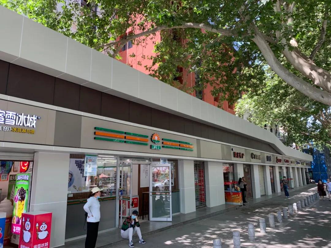 改造后提升范围包括建筑物外立面提升,学院北大门改造,门头牌匾改造